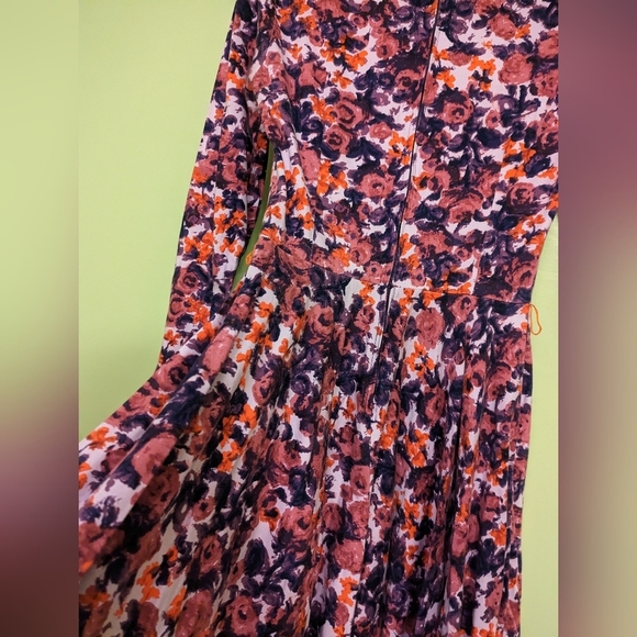 PINUP COUTURE Floral long sleeve midi dress heart neckline and gathered detail - Picture 9 of 16